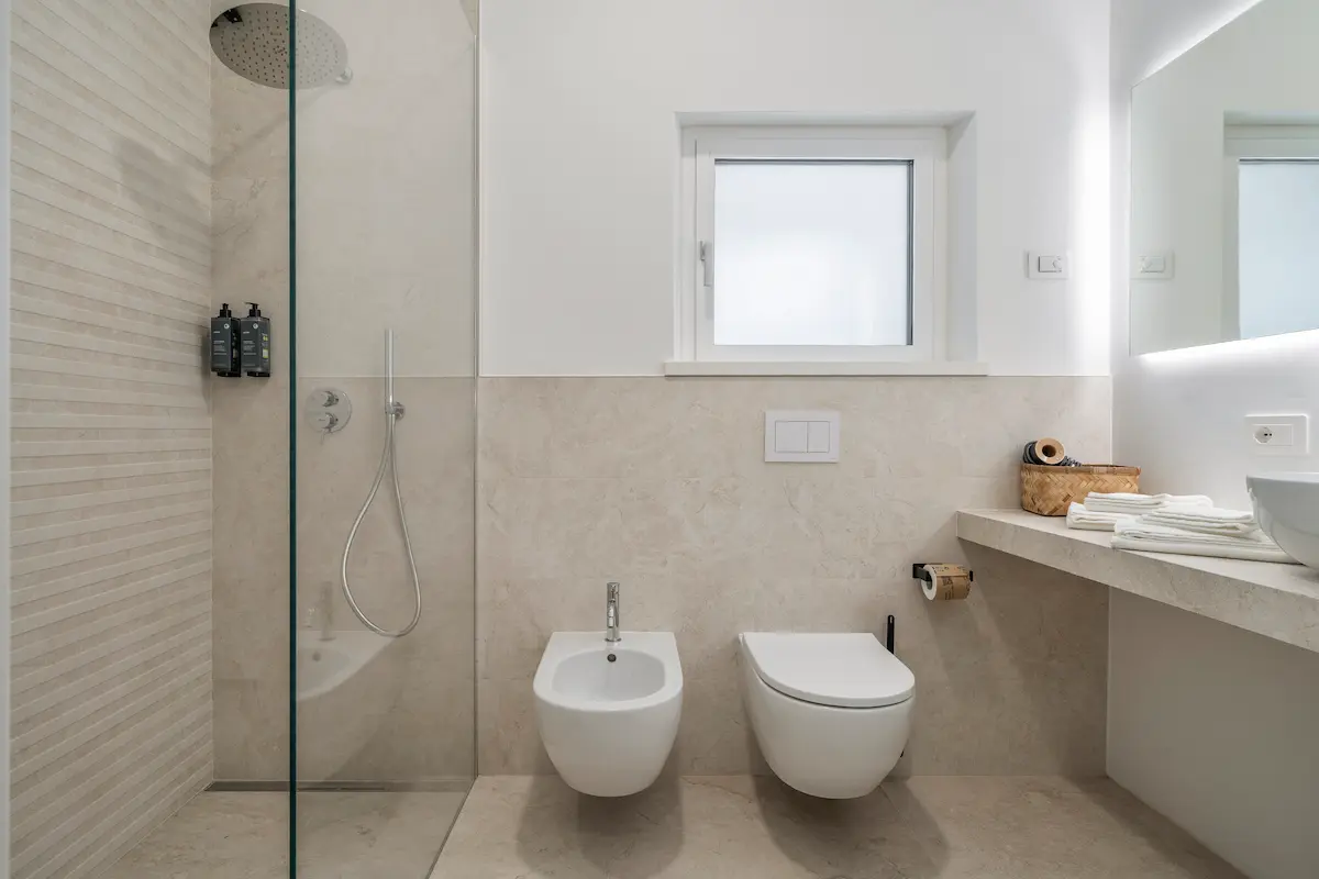 Bagno moderno con doccia, bidet e sanitari sospesi in camera minimal al The View Lake Garda.