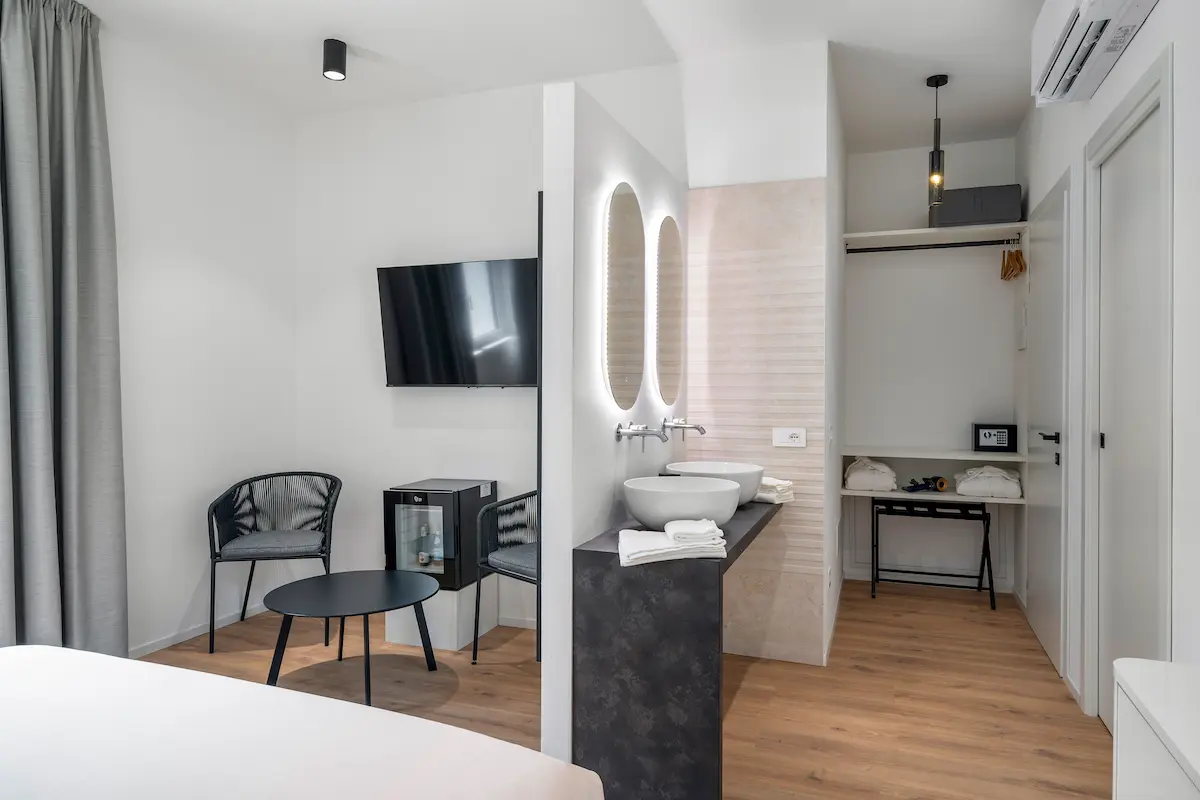 Vista ingresso suite con lavabi e angolo relax, design contemporaneo ed eleganza al The View Lake Garda.