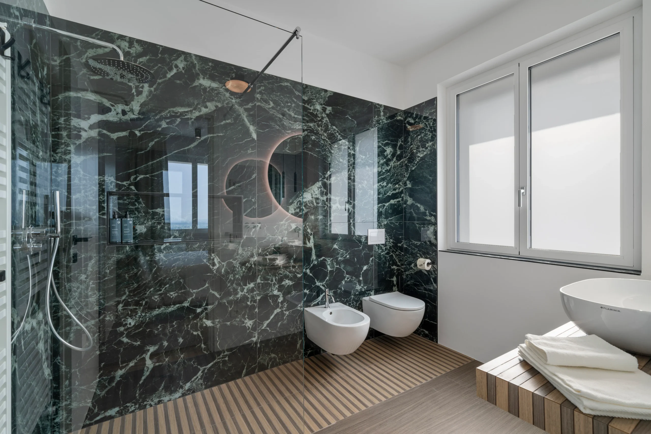 Doccia con marmo verde, bidet e WC sospesi, bagno raffinato in camera con vista al The View Lake Garda.