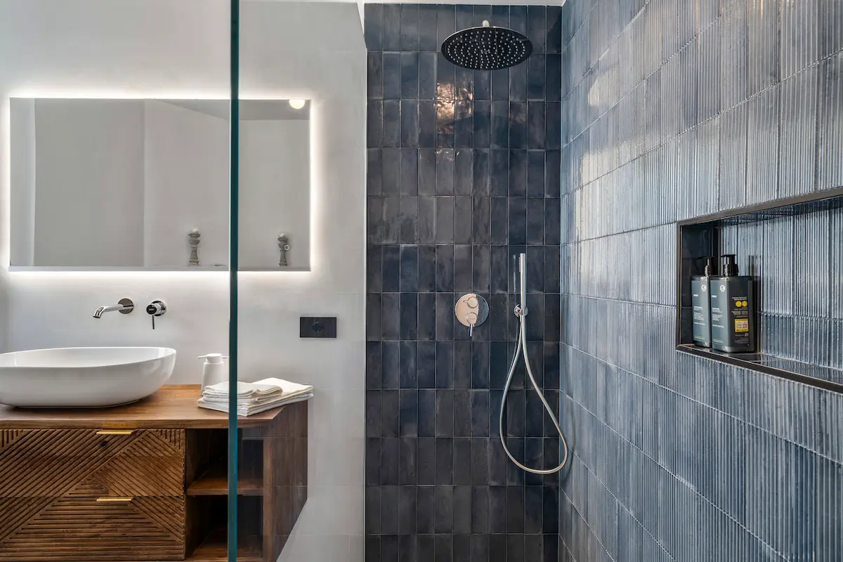 Doccia spaziosa con pareti chiare in bagno raffinato di una camera con vista lago a The View Lake Garda.