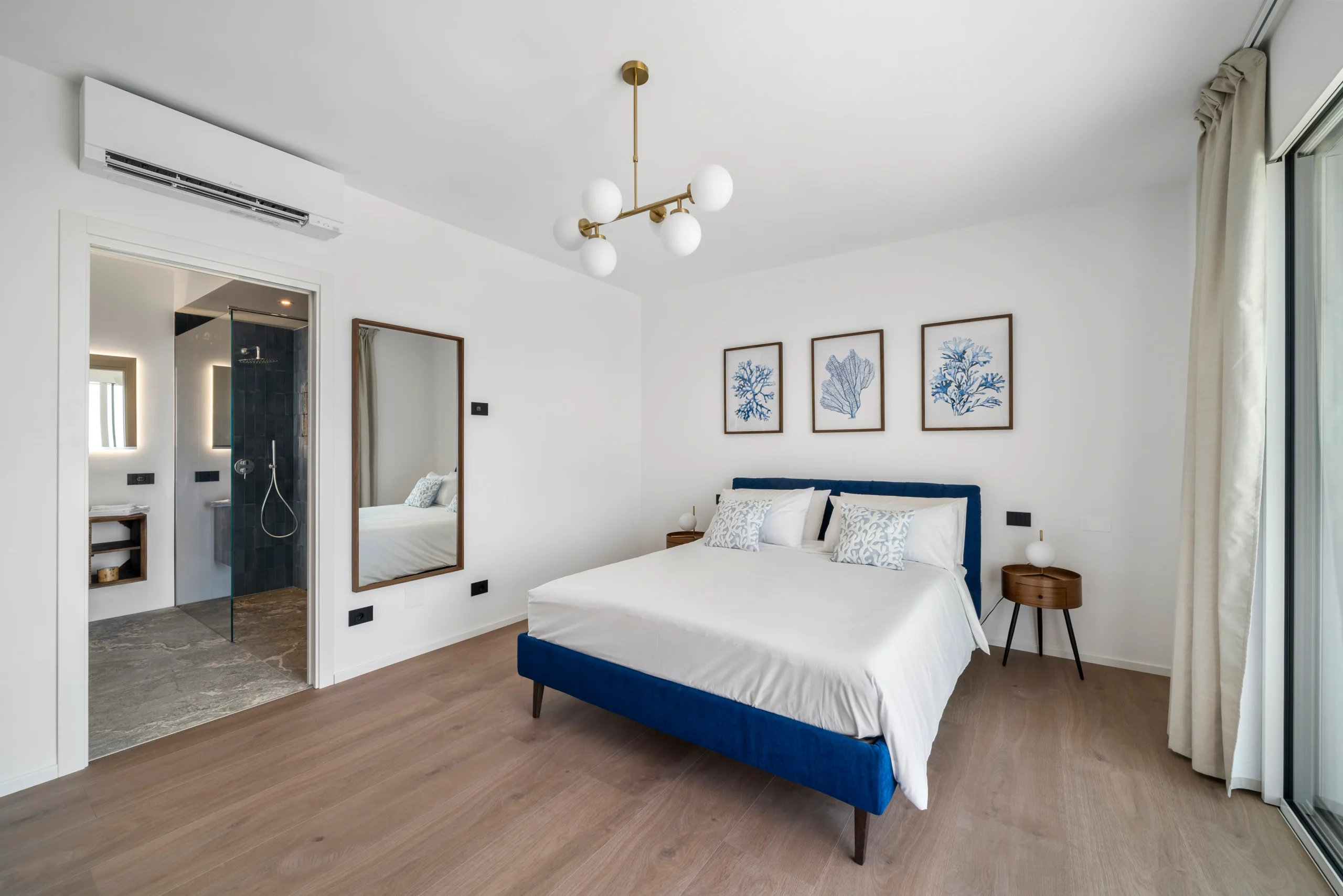 Camera elegante con letto matrimoniale, quadri a tema coralli e bagno privato al The View Lake Garda.