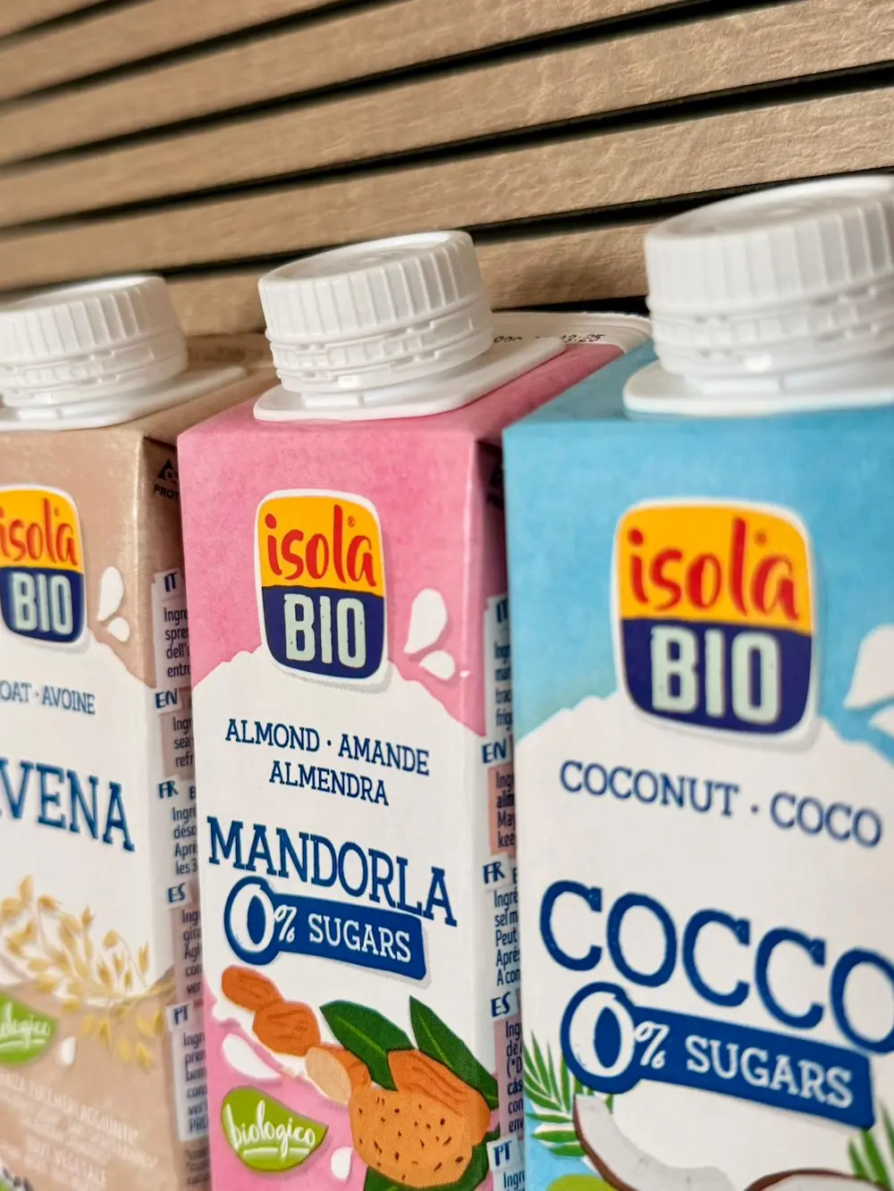 Bevande bio al cocco, alla mandorla e all'avena sul tavolo buffet