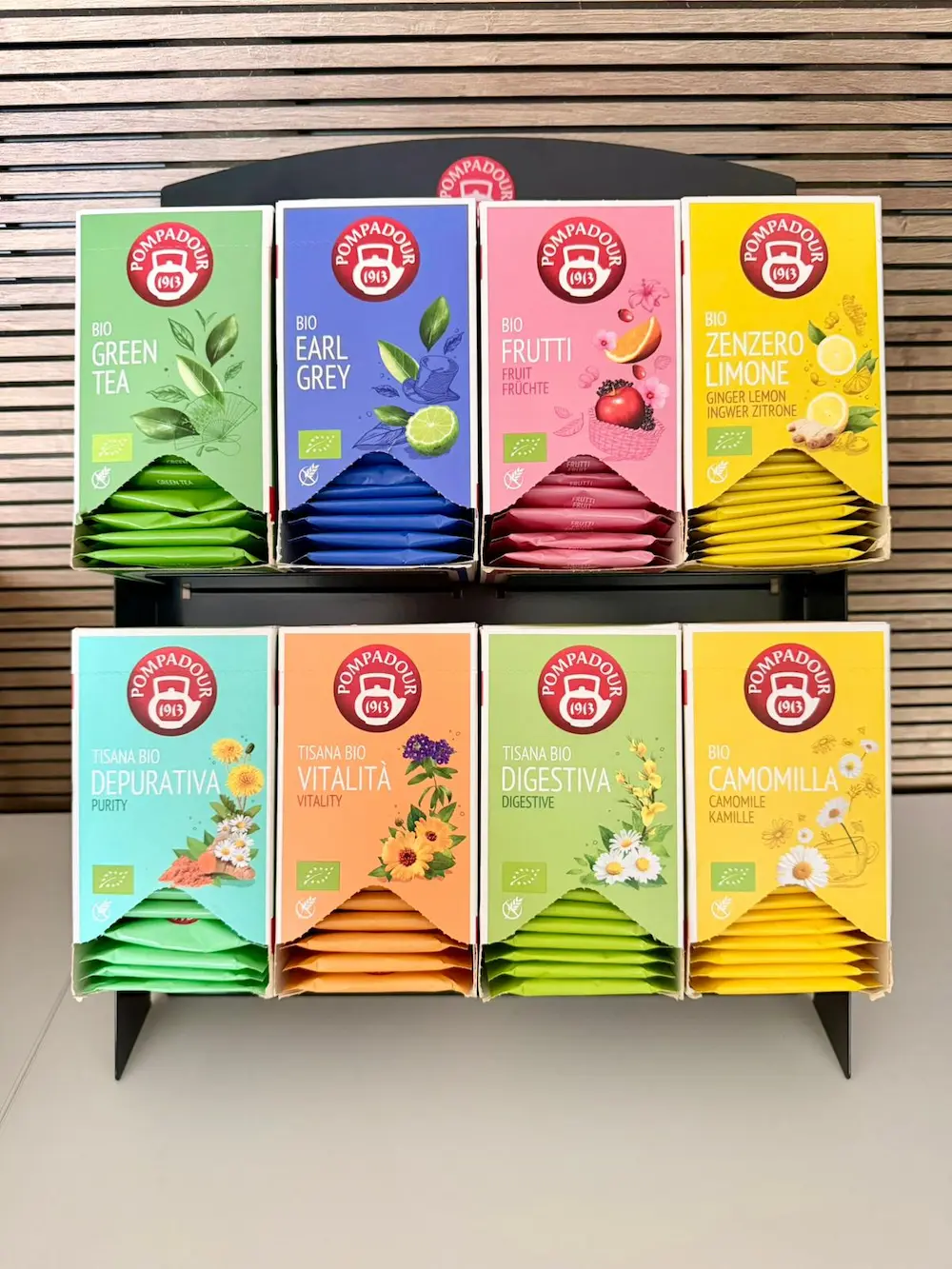 Infusi, te e tisane dentro il loro box appoggiati sul tavolo buffet per la colazione